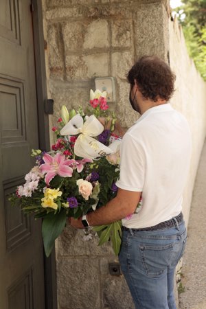 Isabel Preysler ha recibido flores durante toda la mañana