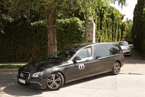 El coche fúnebre saliendo de la casa de Isabel Preysler