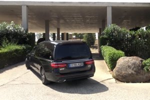 El coche fúnebre con los restos de Beatriz, a su llegada al tanatorio de Fuenlabrada