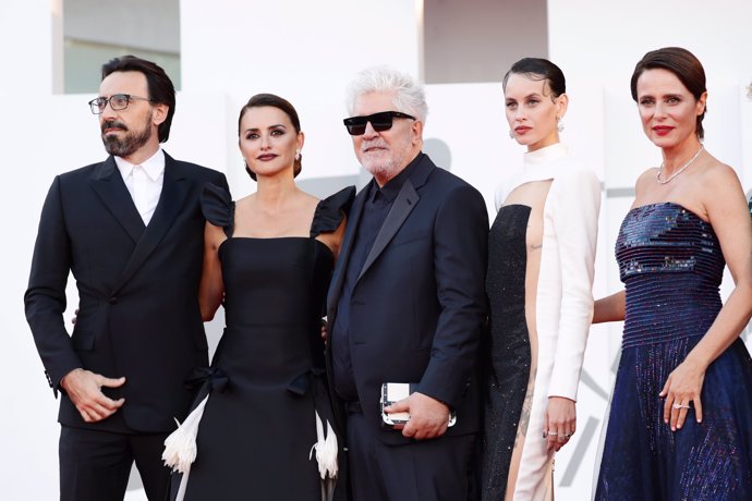 Pedro Almodóvar, con los protagonistas de 'Madres paralelas'