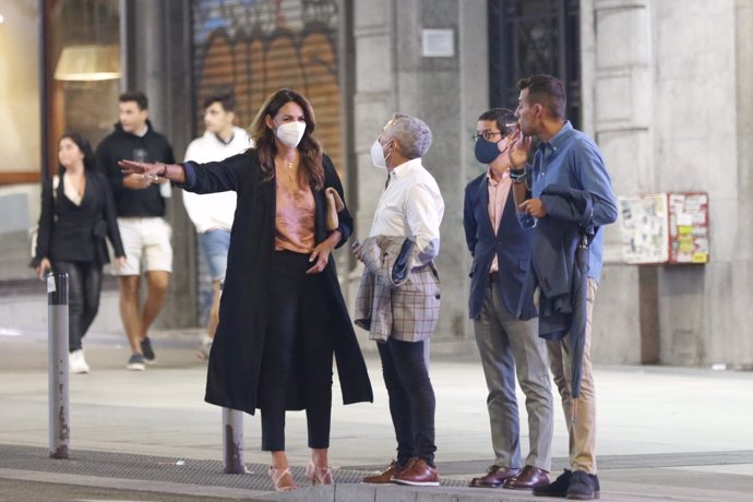 Fabiola Martínez, con unos amigos