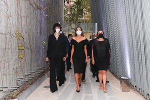 La monarca ha estrenado un elegante vestido negro