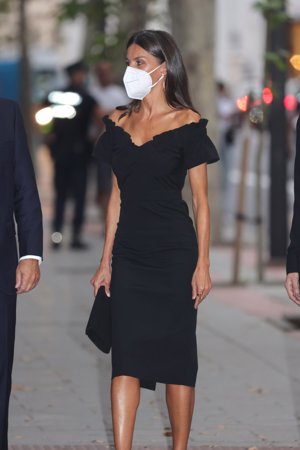 Doña Letizia ha enamorado con un little black dress con escote tipo bardot