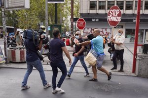 Varios detractores de Rocío Carrasco han rodeado a Jorge Javier tras su declaración