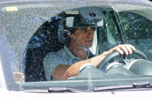 Fernando Fitz-James, muy serio, abandonaba el Palacio de Liria a media tarde con su mujer