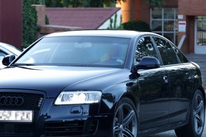 El Rey ha llegado al centro escolar conduciendo su propio coche