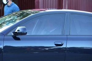 Doña Letizia prefirió pasar desapercibida en la parte de atrás del vehículo