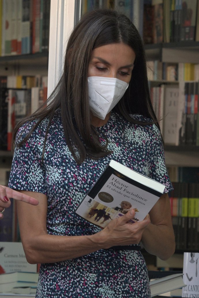 La Reina, muy interesada, hojeó varios libros