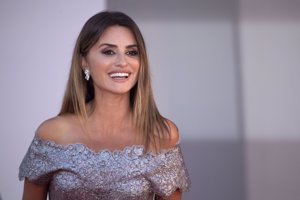 Penélope Cruz recoge la Copa Volpi y homenajea a Pilar Bardem con unas emotivas palabras