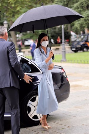 La Reina se ha protegido de la lluvia con un enorme paraguas