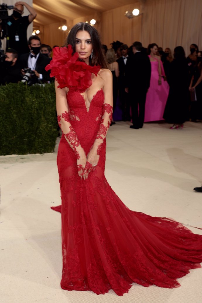 Emily Ratajkowski, con un sensual vestido rojo