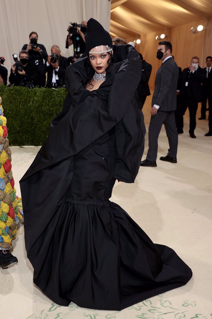 Rihanna, con voluminoso vestido de Balenciaga