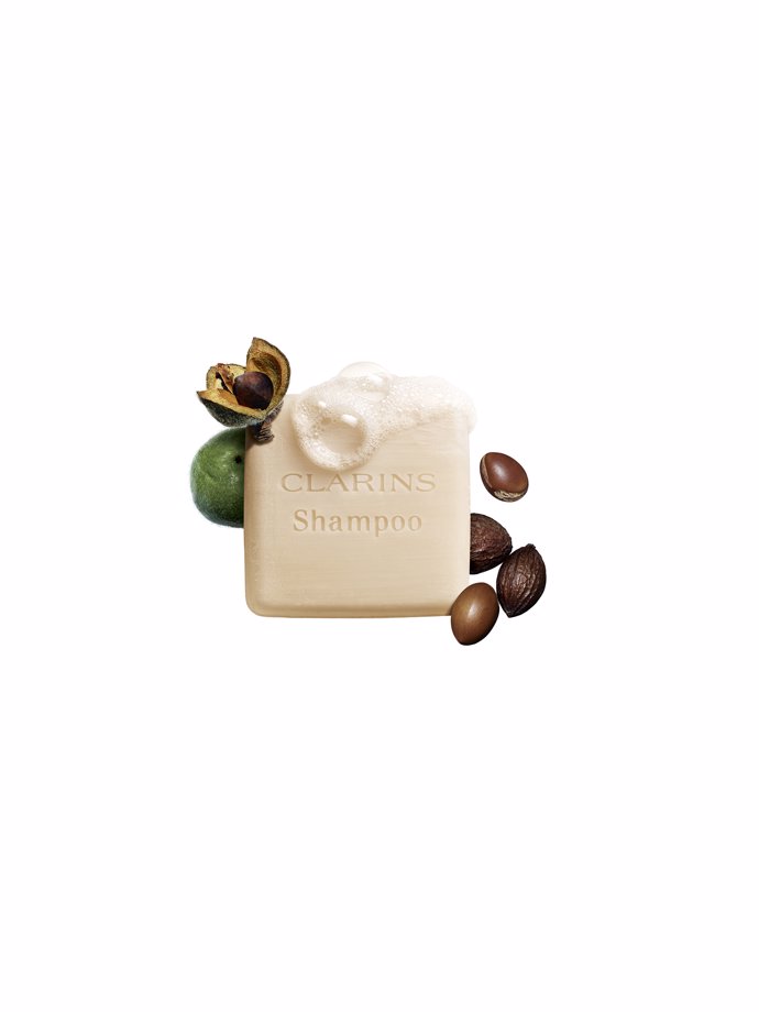 Clarins lanza su primer champú sólido, con un 87% ingredientes de origen natural