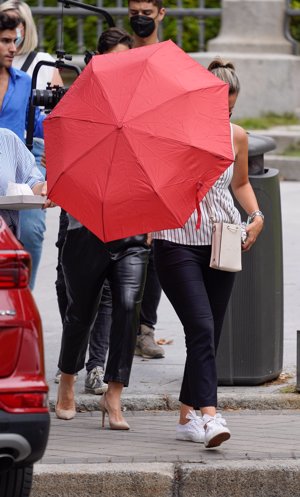 La hija de Isabel Preysler se protegió de la lluvia bajo un enorme paraguas rojo