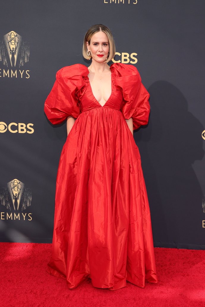 Sarah Paulson, elegantísima de rojo