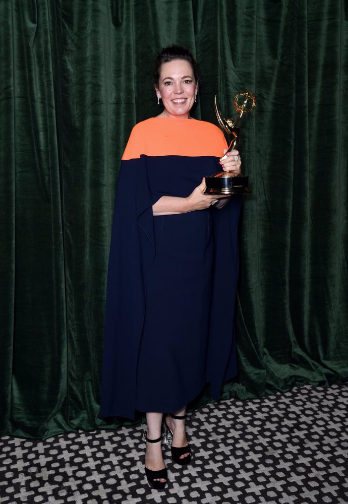 Olivia Colman, sobria y discreta con un vestido bicolor