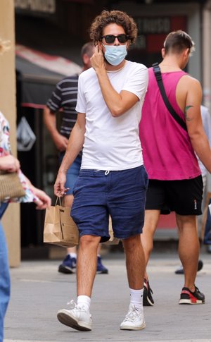 El artista optó por la comodidad con un look informal y deportivo