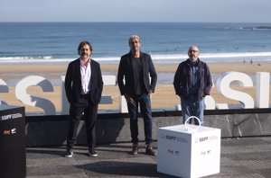 Fernando León de Aranoa, Manolo Caro y Javier Bárdem en la playa de La Concha