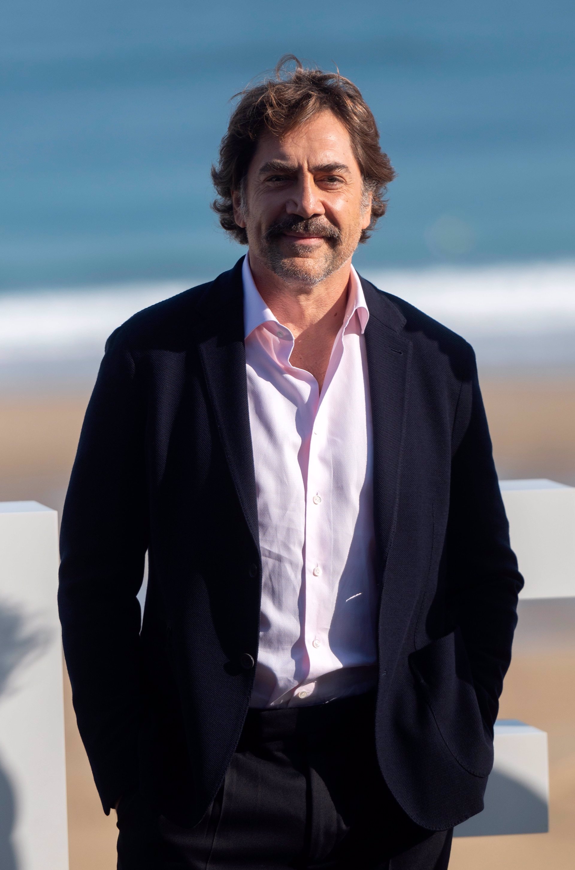 Javier Bardem, relajado paseo en la Playa de la Concha