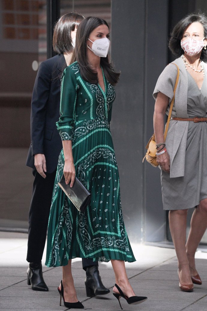 La Reina, con su favorecedor vestido verde de Sandro, uno de sus favorito