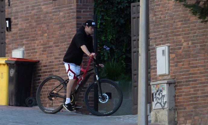 Miguel, entrando en la casa de Aitana, donde la pareja vive hace unas semanas