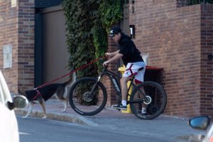 Miguel se pone en forma dando un paseo en bicicleta con su mascota
