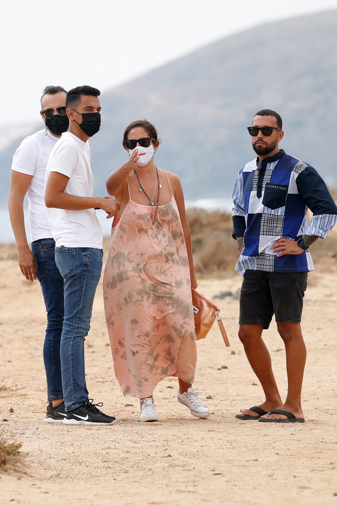 Anabel Pantoja y Omar Sánchez con unos amigos