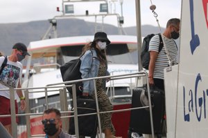 La colaboradora ha puesto rumbo a Lanzarote para volver a casa tras su boda