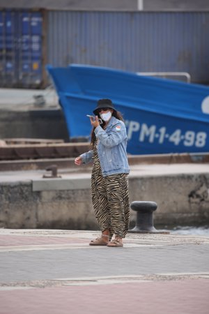 Anabel, muy pendiente de su teléfono móvil y ocultando su tristeza tras un sombrero y unas gafas de sol