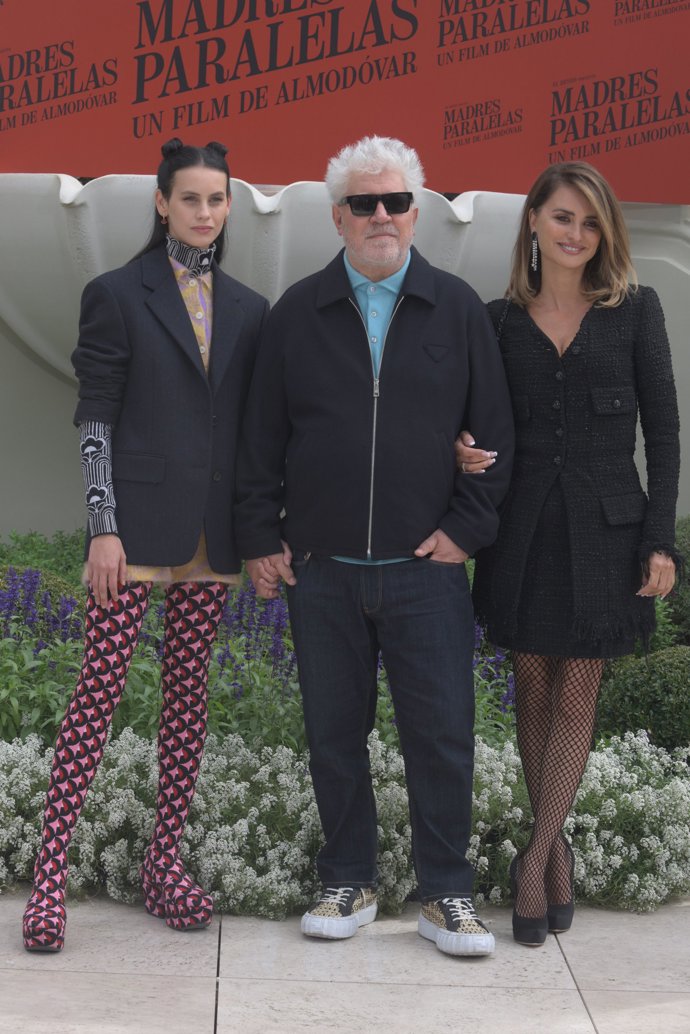 Milena Smit, Pedro Almodóvar y Penélope Cruz
