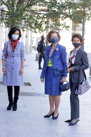 La monarca ha posado a su llegada a la reunión con Ana Patricia Botín y Paloma O'Shea