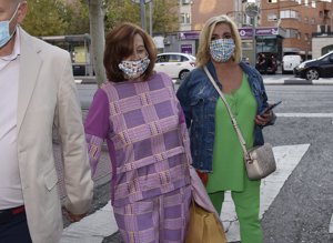 Carmen, muy pendiente de su madre, fue con ella a la peluquería