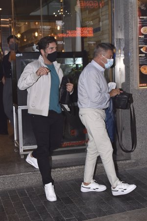 David Bustamante, saliendo de un restaurante con su padre, Tito