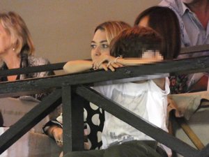 Marta, muy cariñosa con su hijo mayor sin perder detalle del concurso hípico