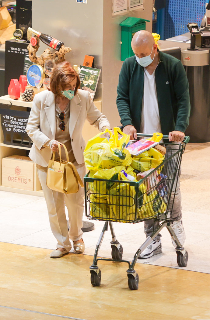Teresa salió del supermercado con el carro cargado hasta los topes