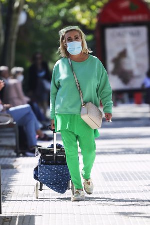 La colaboradora, con un llamativo look verde