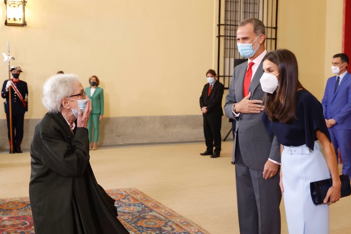 La Reina ha lucido por 5º vez su favorecedora falda lápiz de Hugo Boss