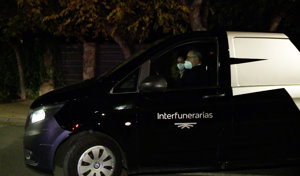 El coche fúnebre, tras dejar los restos mortales de Concha Márquez Piquer en su casa