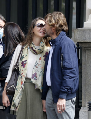 Esther Doña y Santiago Pedraz , romántico paseo por el centro de la capital