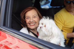 La presentadora, más sonriente que nunca tras el paso al frente de su mano derecha