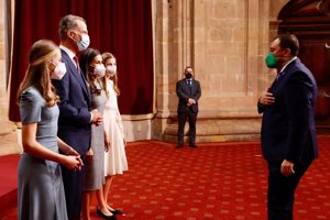 Leonor también ha repetido modelo, el elegante vestido azul que estrenó en el aniversario de proclamación del Rey el pasado mes de junio.