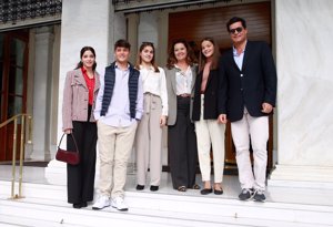 Alexia de Grecia y Carlos Morales con sus cuatro hijos