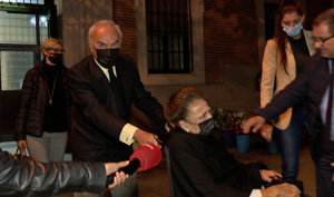 Doña Margarita y su marido, el doctor Zurita, a su salida del funeral