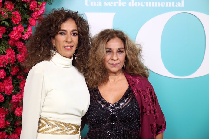 Lolita y Rosario Flores, muy emocionadas en la premier de 'Lola'