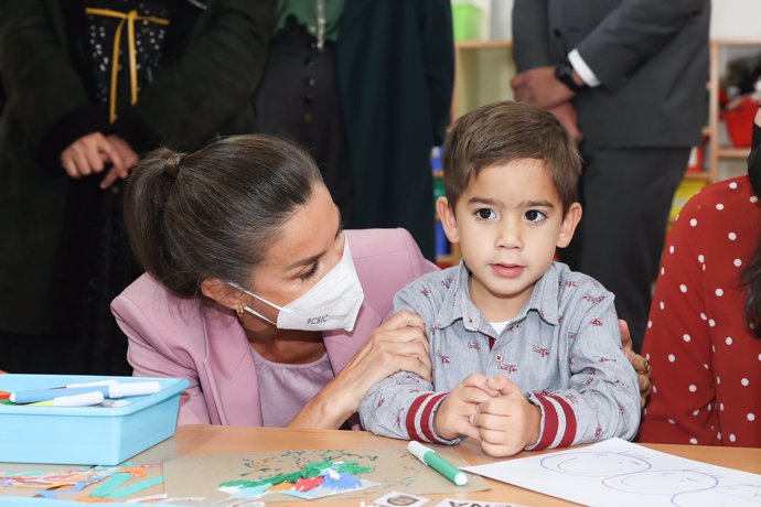 La Reina, muy cariñosa con los más pequeños del colegio