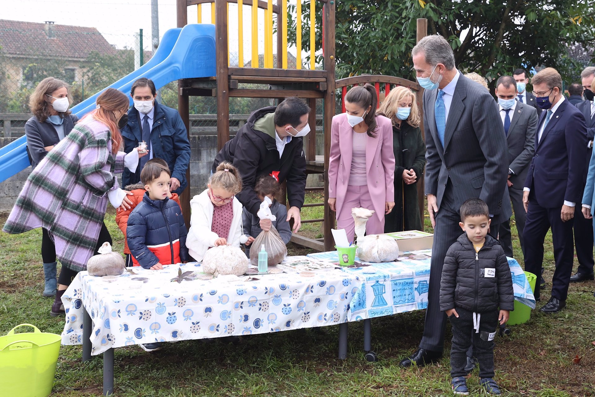 Los Reyes han recorrido maravillados el colegio