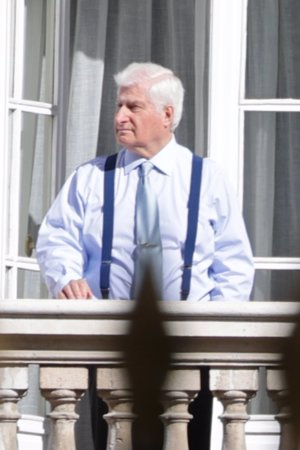 El Duque de Alba, asomado al balcón esperando la llegada de Doña Sofía