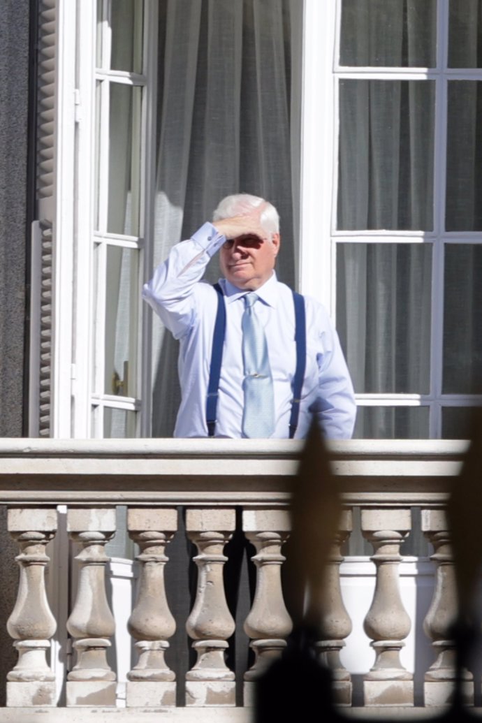 El duque de Alba, asomado al balcón expectante ante la llegada de Doña Sofía