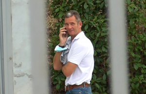 Iñaki aprovechó para hablar por teléfono en el descanso del partido