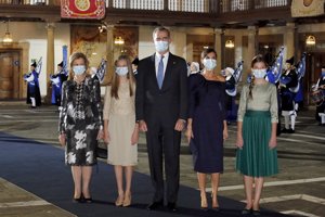 La Reina Emérita, con los Reyes y sus hijas, la Princesa Leonor y la Infanta Sofía